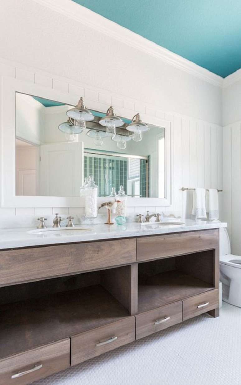 13. Teto colorido azul no banheiro &ndash; Foto Home Bunch