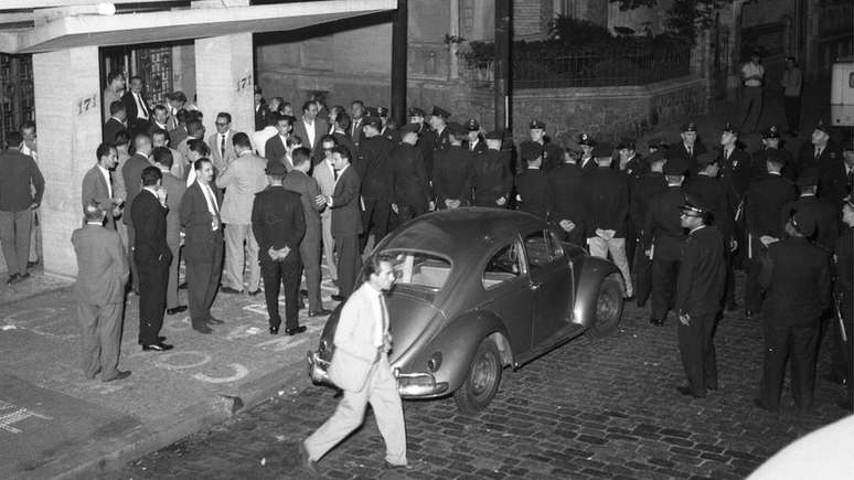 Cerco policial ao Sindicato dos Metalúrgicos na greve deflagrada por metalúrgicos e têxteis em São Paulo para lutar pelo 13º salário