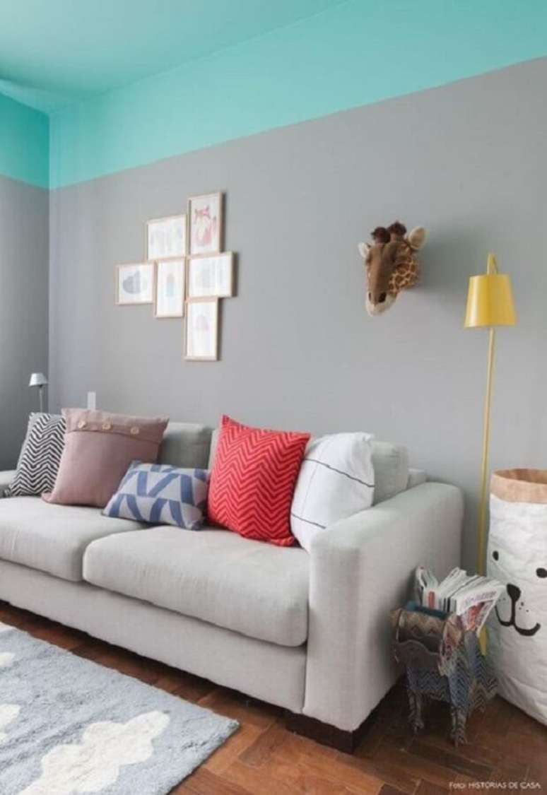 18. teto colorido na sala de estar cinza &ndash; Foto Hist&oacute;rias de Casa