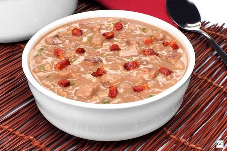 Sopa de feijão com pernil – Foto: Guia da Cozinha