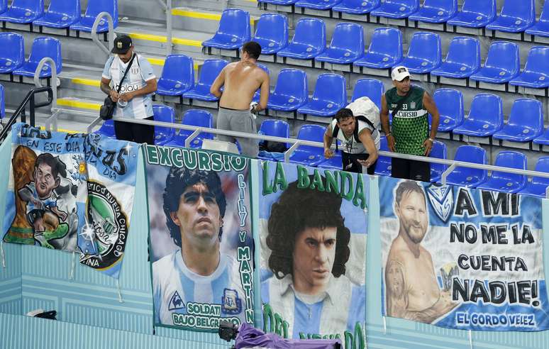 Torcida argentina leva faixas para estádio 