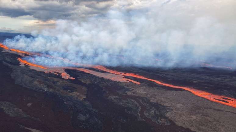 Mauna Loa, localizado dentro do Parque Nacional dos Vulcões do Havaí, cobre metade da Ilha Grande do estado americano