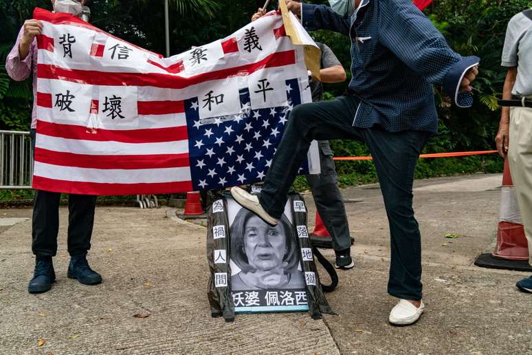 Um manifestante pr&oacute;-China pisa na foto de Nancy Pelosi, parlamentar americana que visitou Taiwan acirrando as tens&otilde;es com a China