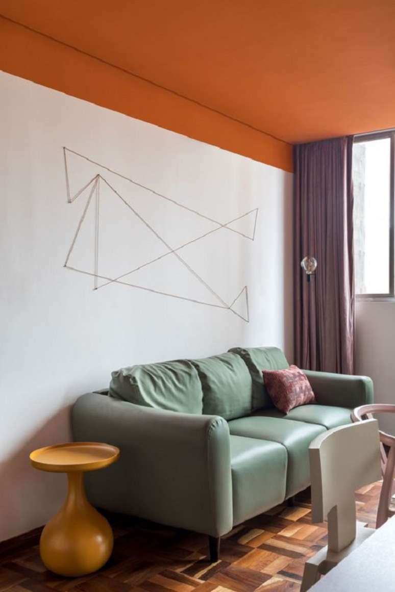 48. Sala neutra com teto colorido laranja super moderno &ndash; Foto Casa Vogue
