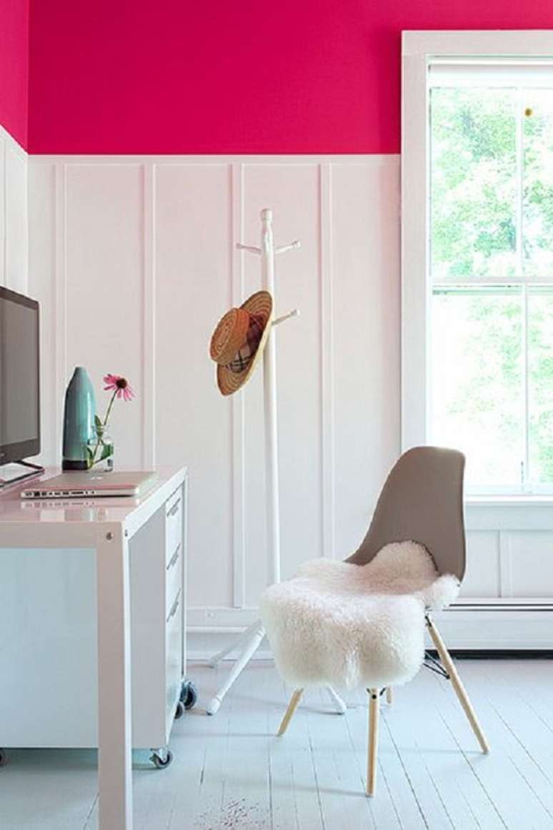29. Escrit&oacute;rio branco com teto colorido em pink &ndash; Foto Roger e Christ