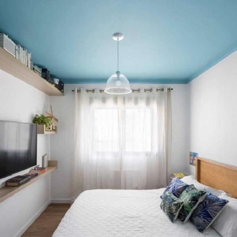32. Quarto com teto colorido azul claro &ndash; Foto Casa de Valentina