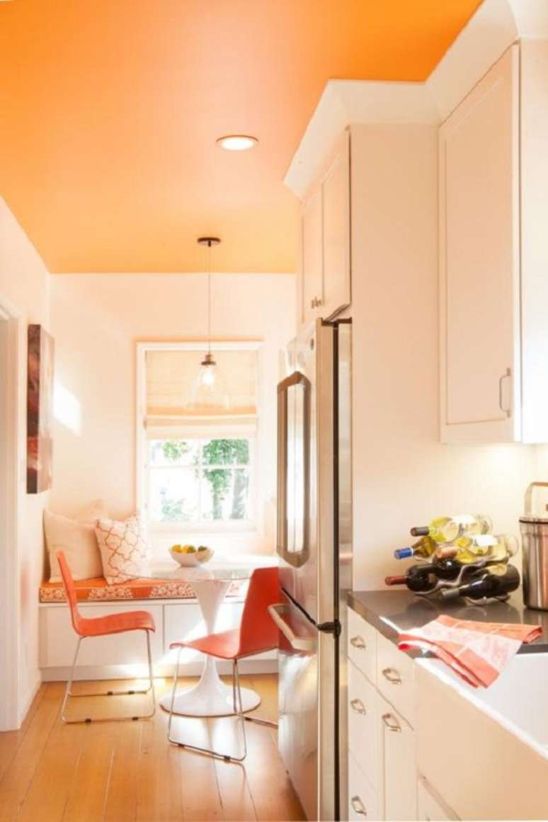 21. Teto colorido salm&atilde;o para cozinha moderna &ndash; Foto HGTV