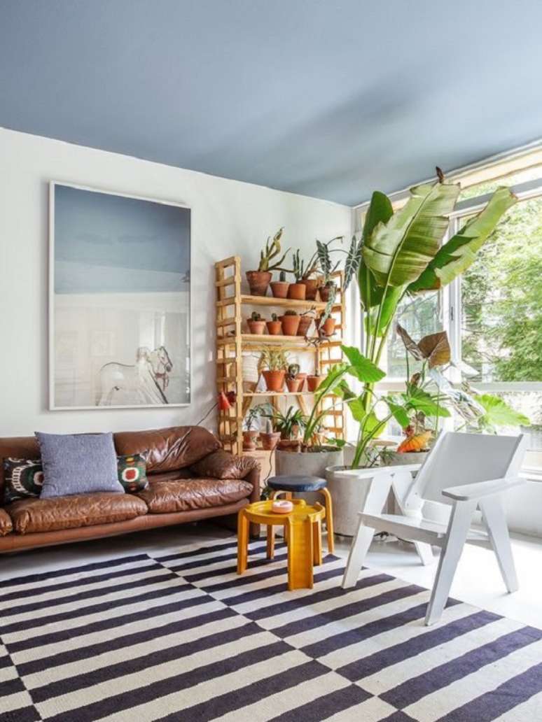 3. Teto colorido azul claro na sala rustica &ndash; Foto Historias de Casa