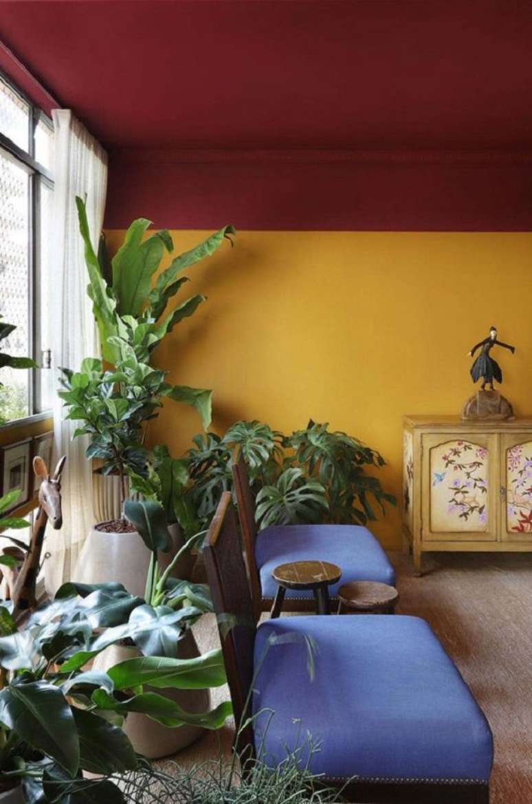 49. Sala retro com teto colorido vinho &ndash; Foto Casa de Valentina