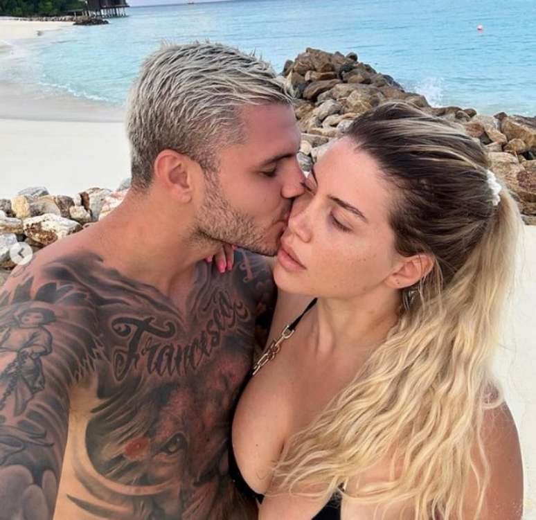 Mauro Icardi e Wanda Nara posam para foto nas Maldivas (Foto: Reprodução/Instagram)