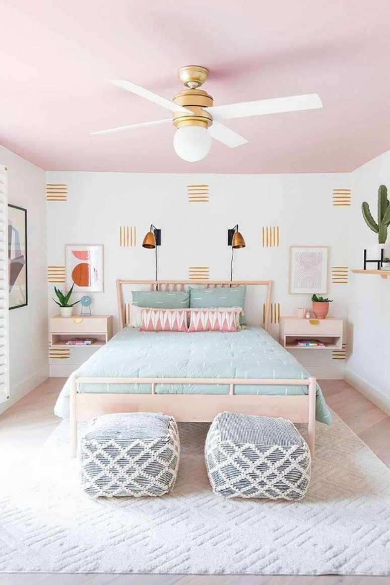 4. Quarto com teto colorido cor de rosa e decora&ccedil;&atilde;o azul claro &ndash; Foto Beautiful Dawn Designs