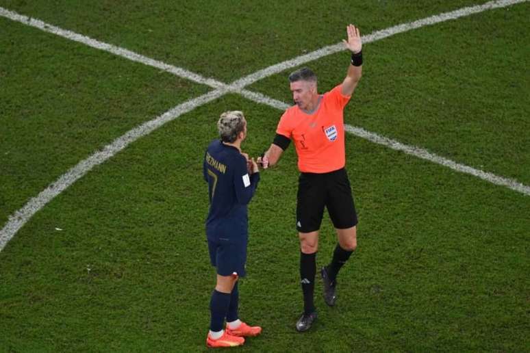 Griezmann argumentando com o juiz Matt Conger no jogo entre Tunísia e França (Foto: Antonin Thuillier/AFP)