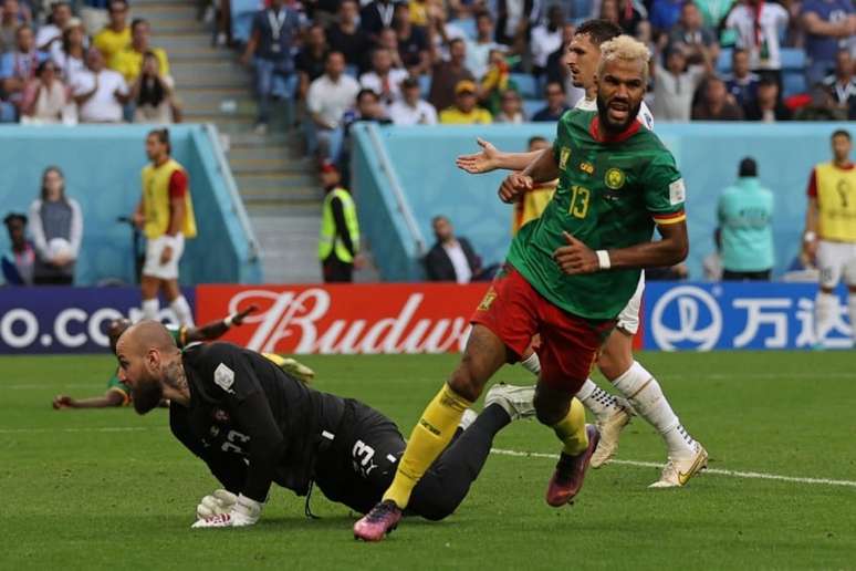 Choupo-Moting é o astro da seleção de Camarões (Foto: ADRIAN DENNIS / AFP)