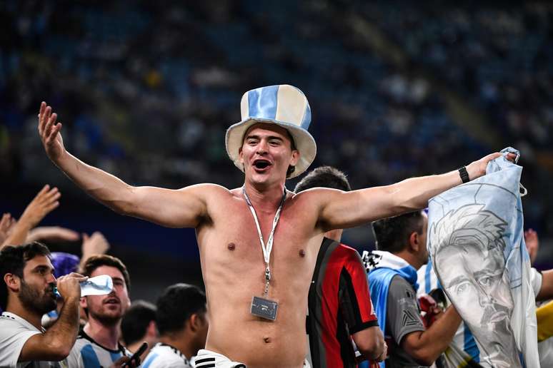 Torcedor argentino vibra com classificação para as oitvas de final 
