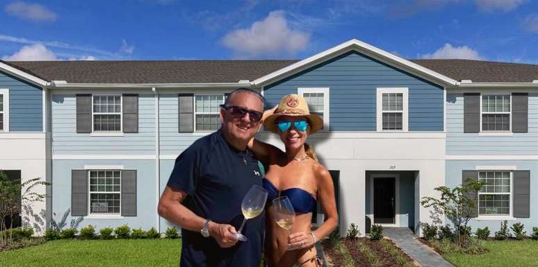 Juntos há 22 anos, Galvão e Desirée diante da casa em condomínio na região de Orlando