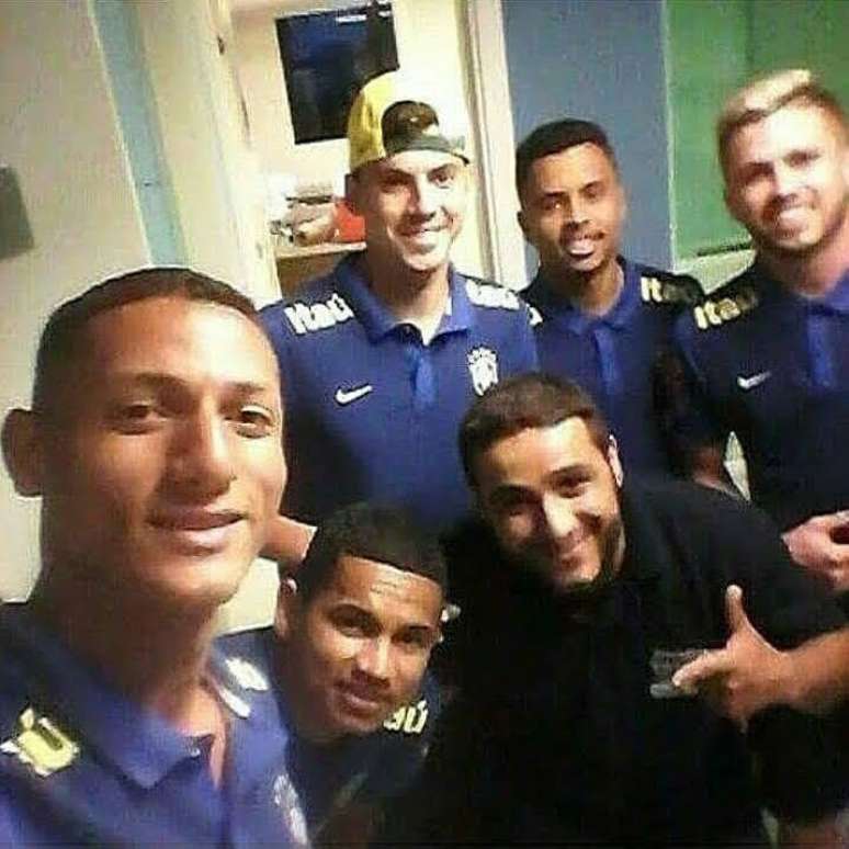 Richarlison, ao lado de colegas da base da Seleção, com Douglas (de camisa escura)