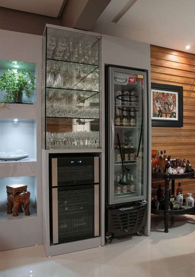 25. Cristaleira suspensa na area do bar &ndash; Foto Decor FAcil