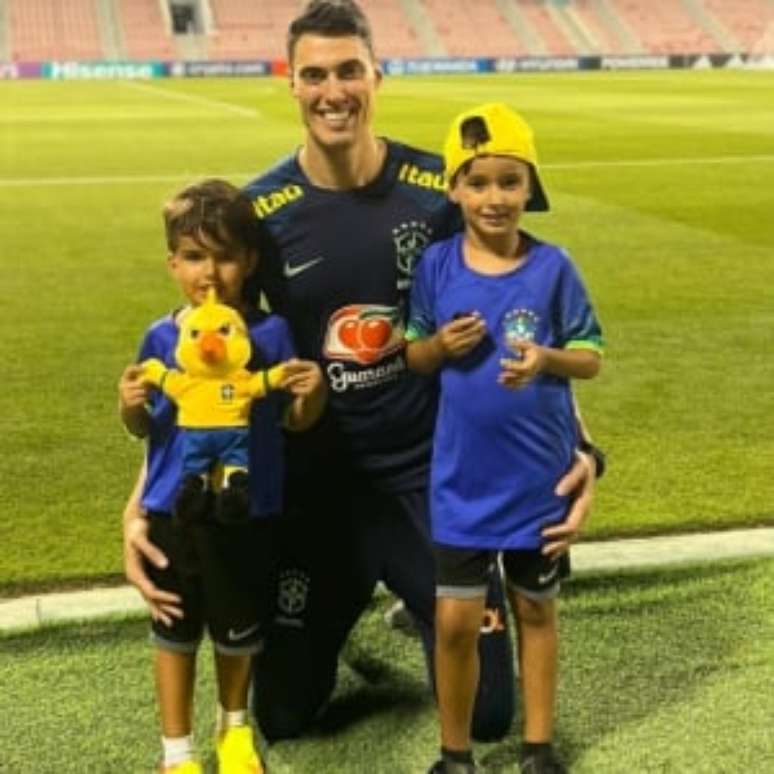 Matheus Bachi, filho e auxiliar de Tite, com seus filhos, os netos do treinador (Foto: Reprodução / Instagram)