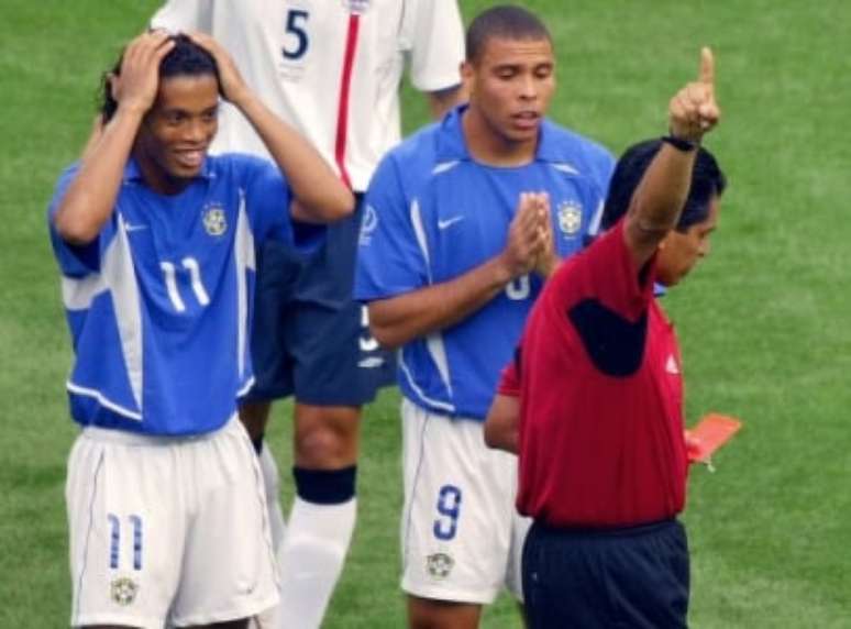 Ronaldinho Gaúcho fez gol e foi expulso de azul contra a Inglaterra em 2002 (Foto: PHILIPPE HUGUEN / AFP)
