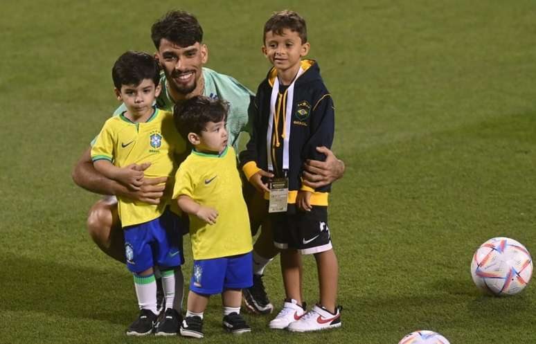 Lucas Paquetá com os filhos e o sobrinho no treino da Seleção em Doha (Foto: NEIL HALL / EFE / EPA)