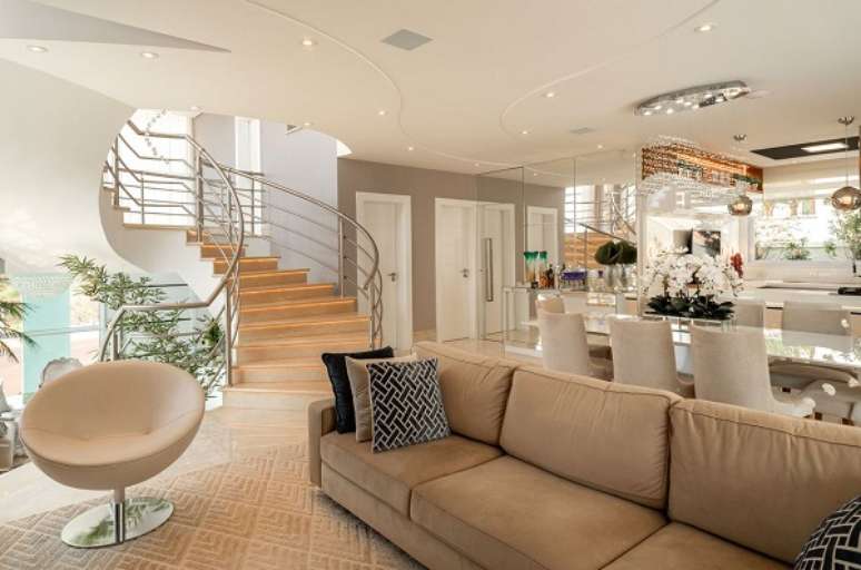 37. Sala neutra com sofa cor areia &ndash; Foto Aquile Nicolas Kilaris