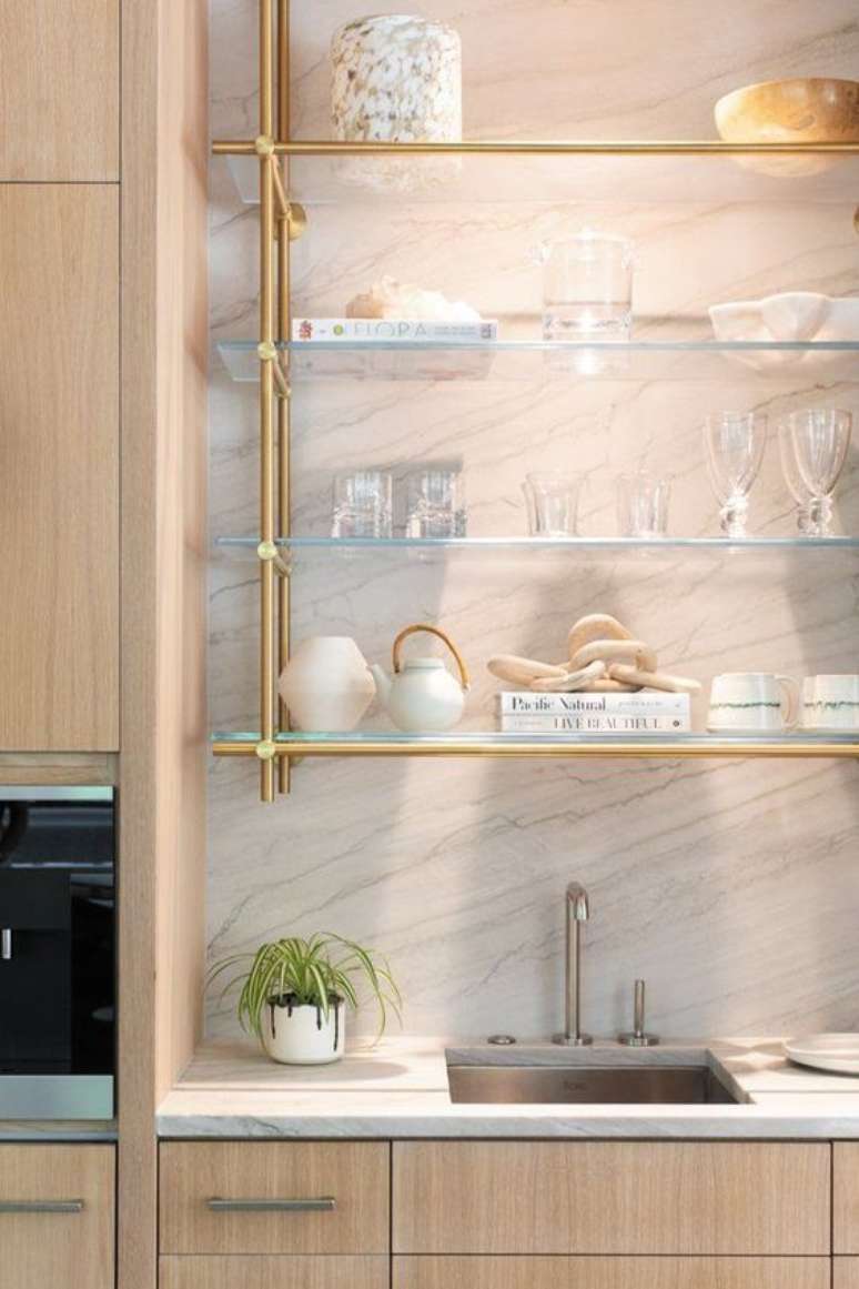 35. Cristaleira suspensa de vidro e estrutura dourada &ndash; Foto Amnuneal