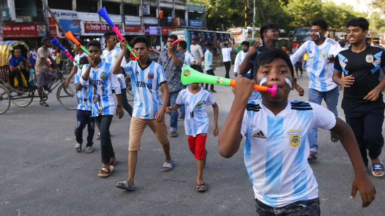 Torcedores com a camisa da sele&ccedil;&atilde;o argentina na Copa de 2018: paix&atilde;o come&ccedil;ou no Mundial de 86