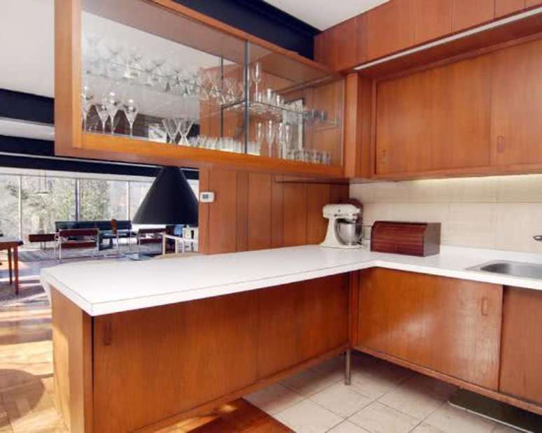 11. Cozinha com cristaleira suspensa &ndash; Foto Decor Facil