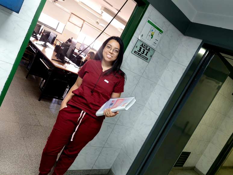 Sem ajuda dos pais, Mariel precisou conciliar o estudo de medicina com trabalho para se manter