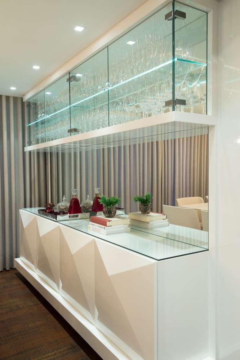 3. Buffet para sala de jantar com cristaleira suspensa &ndash; Foto Danielle Garros