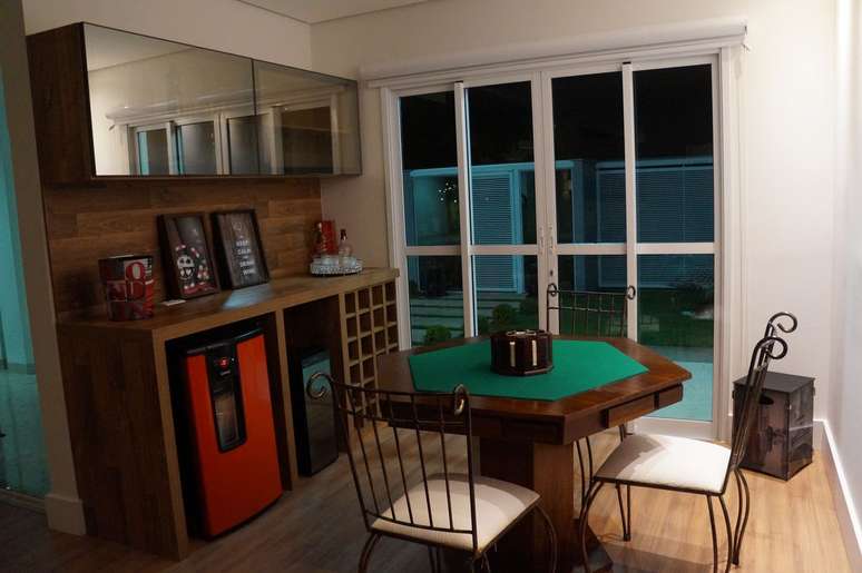 26. Cristaleira suspensa espelhada para sala de jantar &ndash; Foto Carin Cordeiro Goncalves