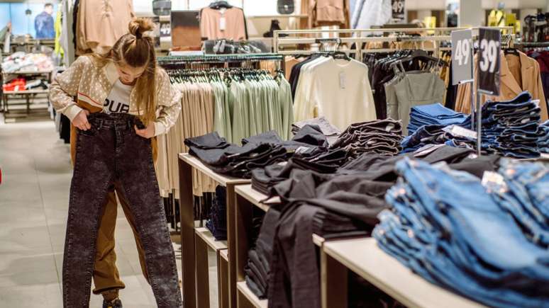 Jeans com jeans: invista em roupas e acessórios para compor o