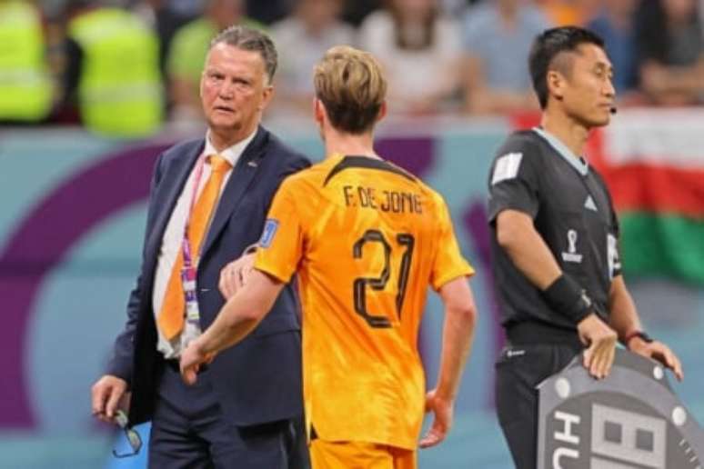 Van Gaal ainda tenta encontrar o melhor esquema para a Holanda na Copa (Karim Jaafar / AFP)