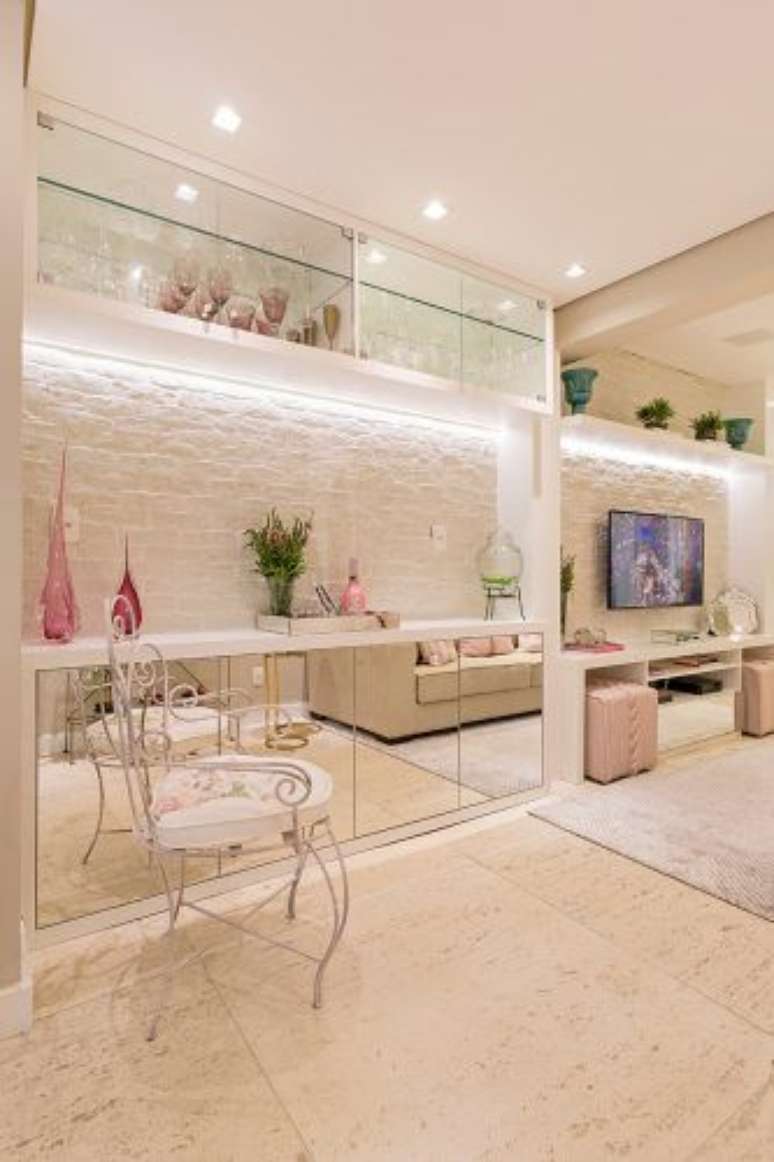 20. Cristaleira suspensa de vidro &ndash; Foto Conexao Decor