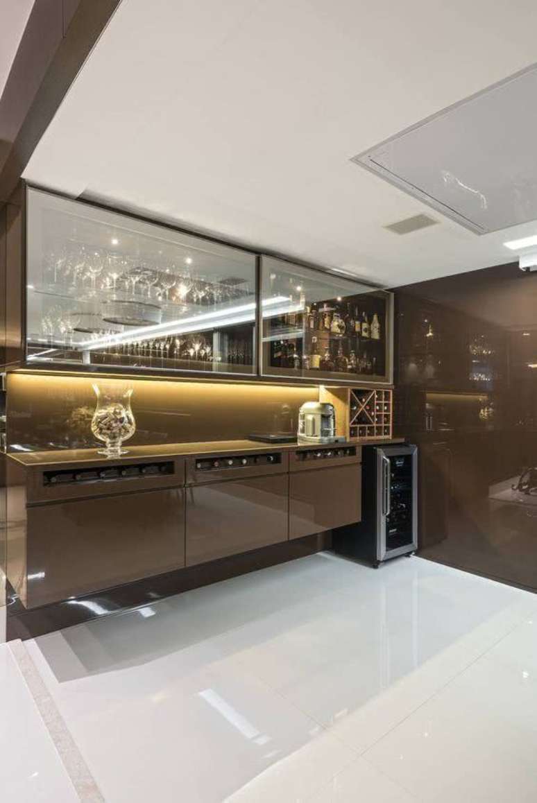 24. Cristaleira suspensa planejada com buffet de madeira &ndash; Foto Decor Facil