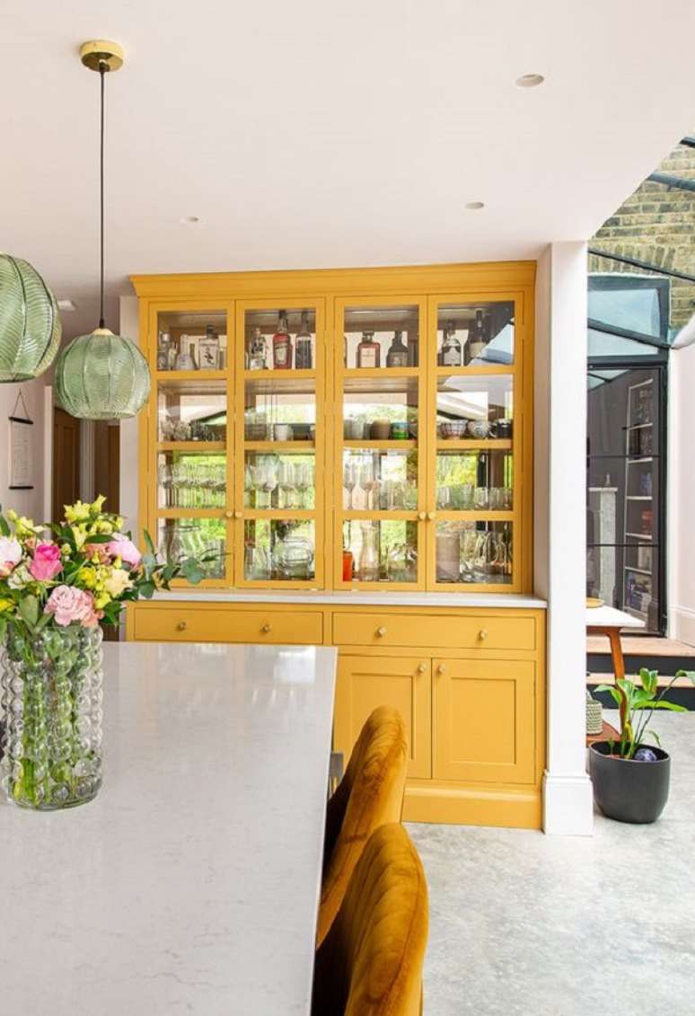 33. M&oacute;veis em amarelo para sala de estar &ndash; Foto Herrinh Bone Kitchens