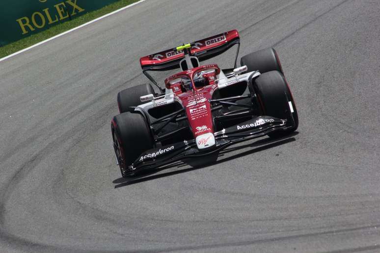 Guanyu Zhou durante o GP de São Paulo 