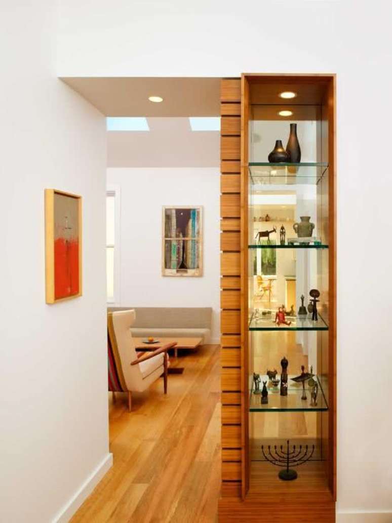 16. Cristaleira suspensa de madeira e vidro &ndash; Foto Decor Facil