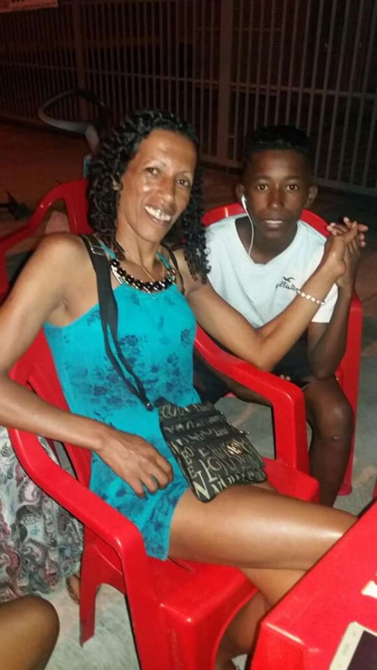 Adriana Regina e seu filho, Dennys, um dos mortos no baile da Dz7