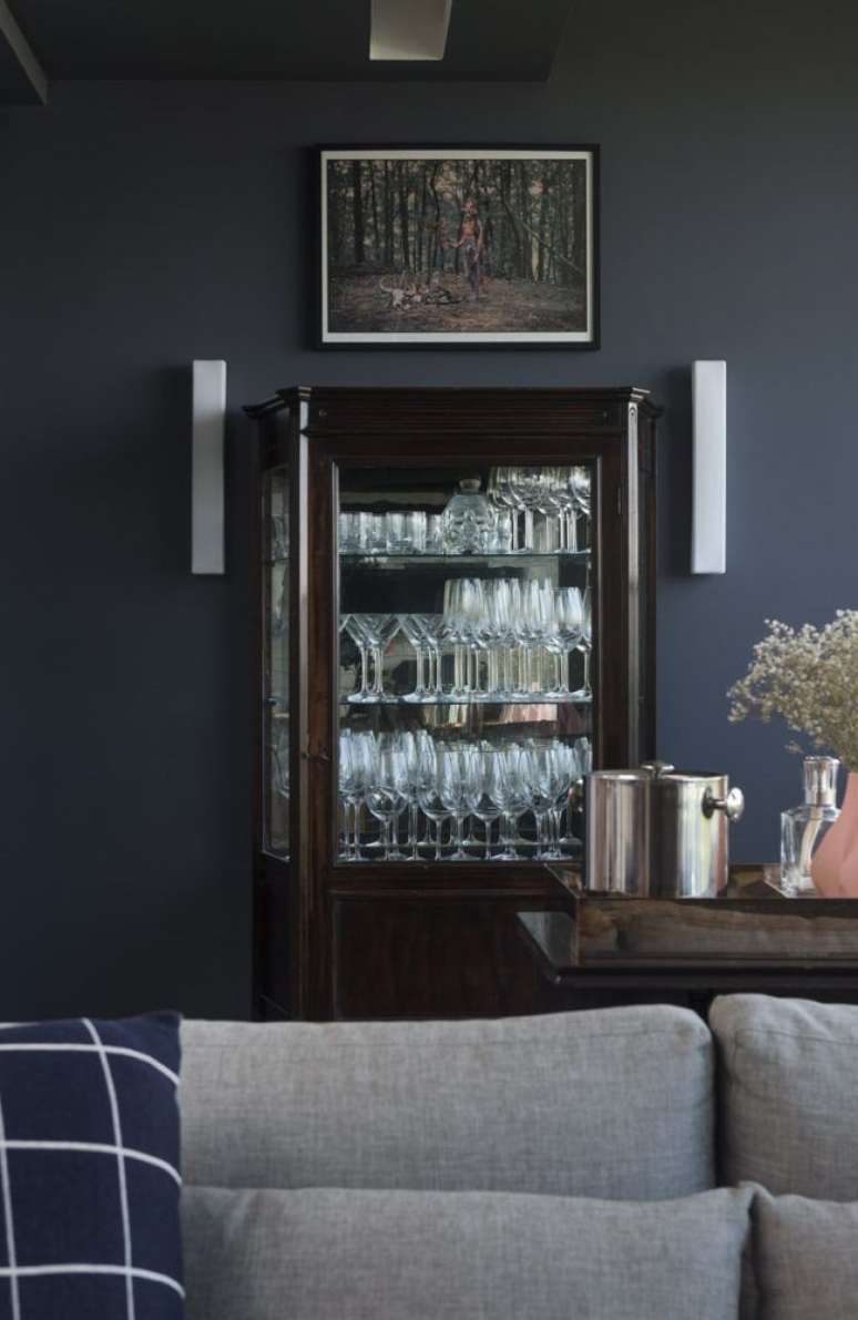 32. Mini cristaleira suspensa &ndash; Foto Escritorio Machado e Weiss Arquitetura e Interiores