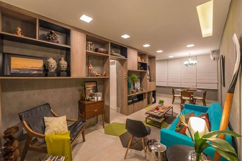 30. Itens de decora&ccedil;&atilde;o para sala com estante e vasos variados &ndash; Foto Viviane De Pinho