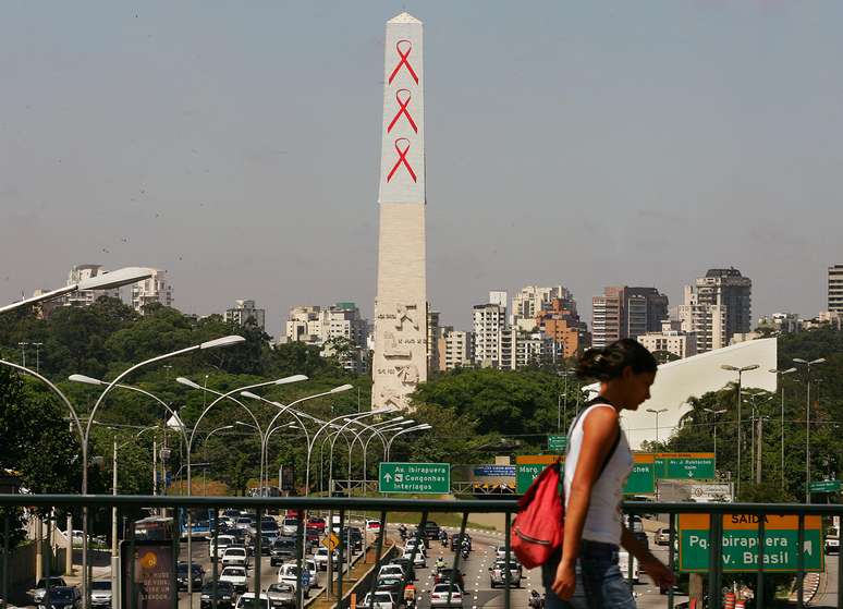 Obelisco do Ibirapuera enfeitado com símbolos da luta contra a doença