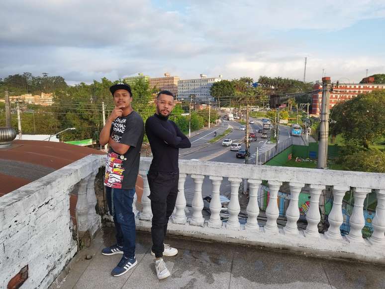 Tigone Moraes e Felipe Berni na laje da Casa Emancipa 
