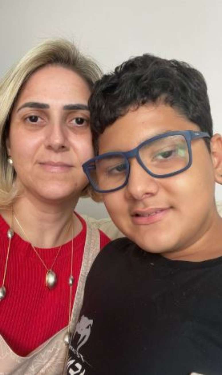 Ana Luiza Cabral e o filho, Roberto, de 15 anos, que tem autismo