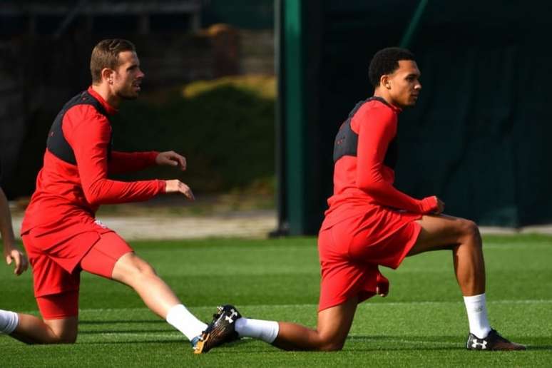 Alexander-Arnold e Henderson atuam juntos no Liverpool e na seleção inglesa (Foto: Paul Ellis/AFP)