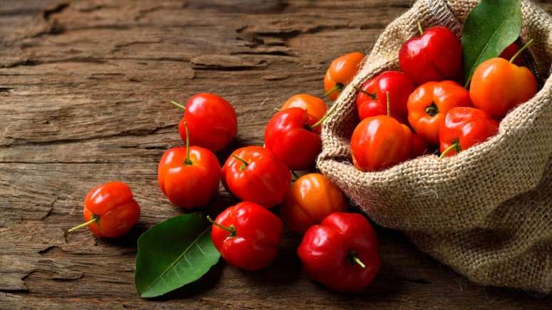 Aprenda a fazer polpa de acerola para preparar sucos – Foto: Shutterstock