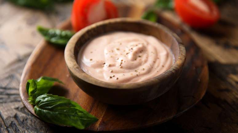 Guia da Cozinha - Como fazer molho rosé? Prepare e use em saladas, petiscos ou massas