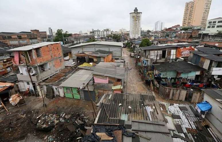 Em 2021, havia um ápice de 62,525 milhões de brasileiros abaixo da linha de pobreza, sobrevivendo com menos de R$ 16,20 por dia