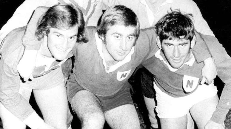 Chris Dawson (à esquerda) com dois companheiros de time de rugby em 1974