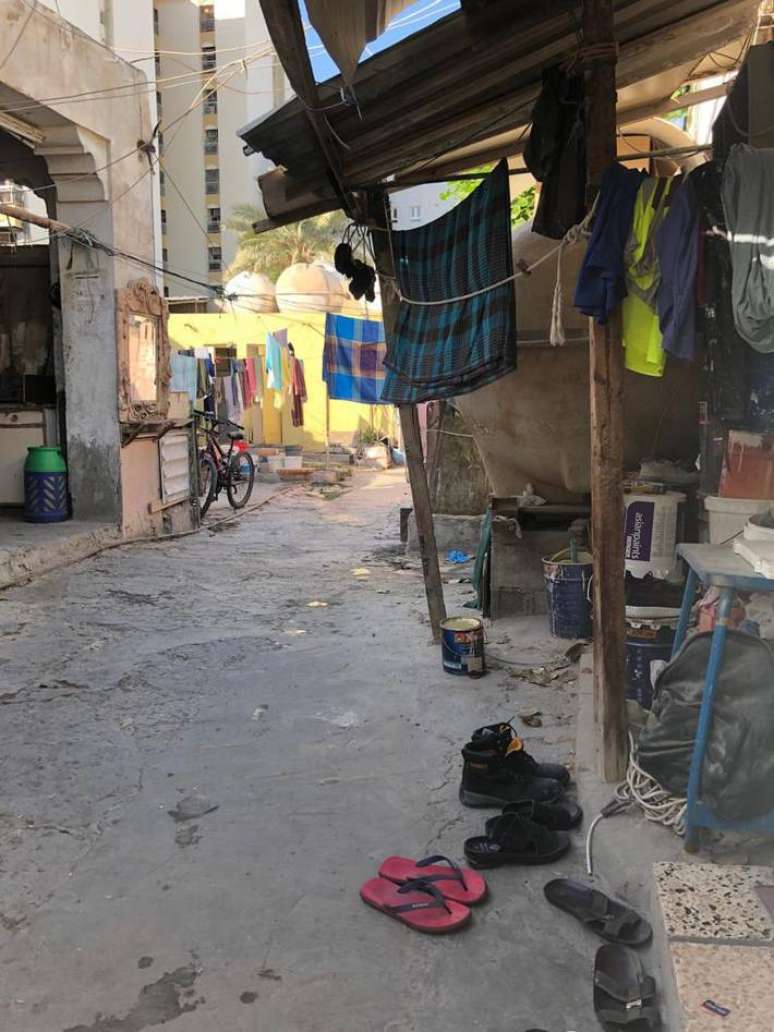 Trabalhadores assalariados vivem em situa&ccedil;&otilde;es muito mais simples ou at&eacute; mesmo prec&aacute;rias, sem conseguir acompanhar o alto n&iacute;vel de vida do Catar